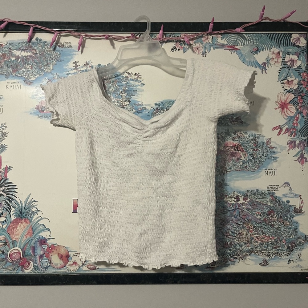 A shirt in color white size small